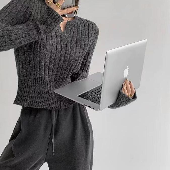 复古显瘦收腰坑条针织短款上衣女秋冬款韩版小V领长袖毛衣打底衫