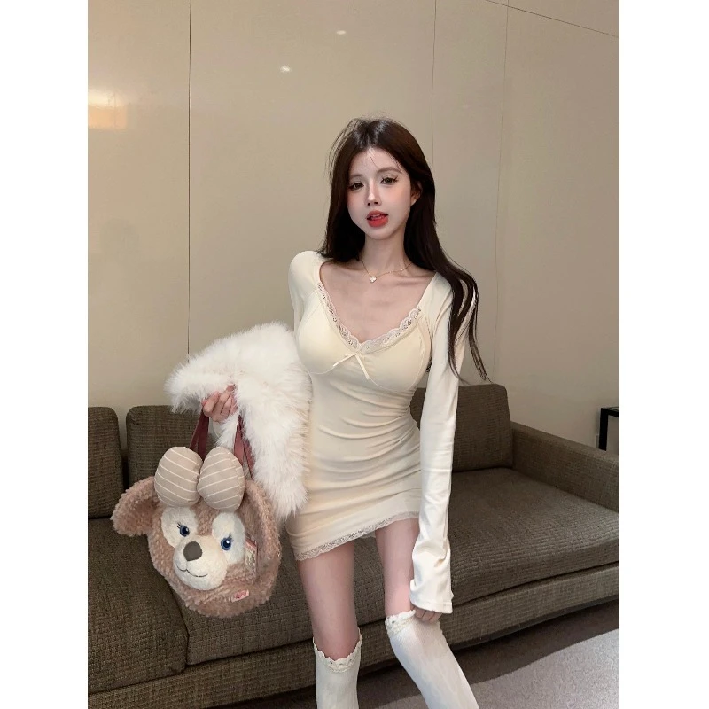 秋冬法式蕾丝边长袖v领连衣裙女设计感收腰显瘦打底包臀a字短裙子