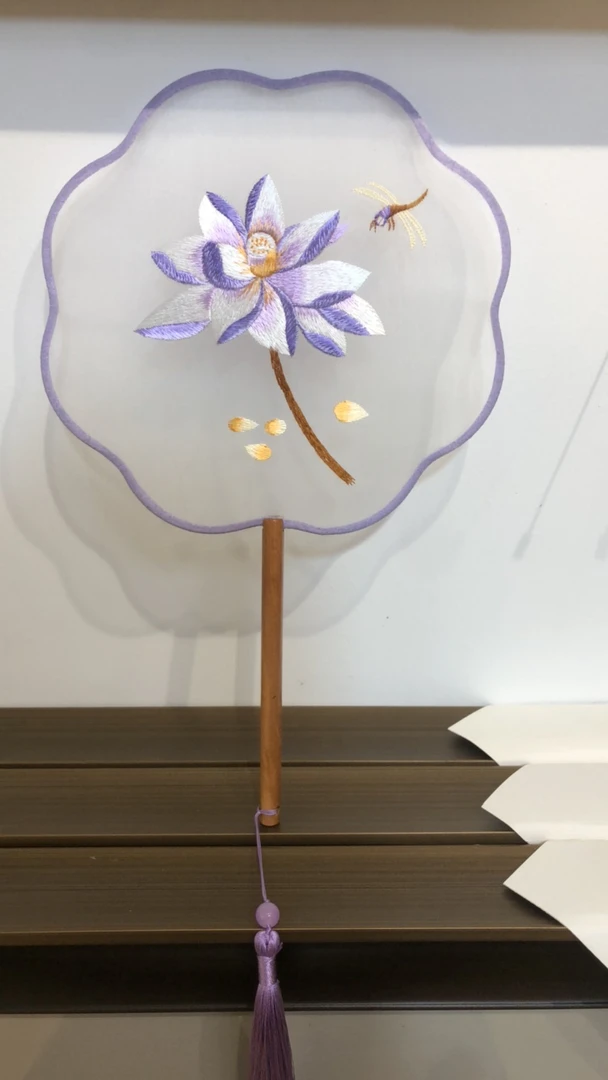 精美扇子，绣制款（图案随机）