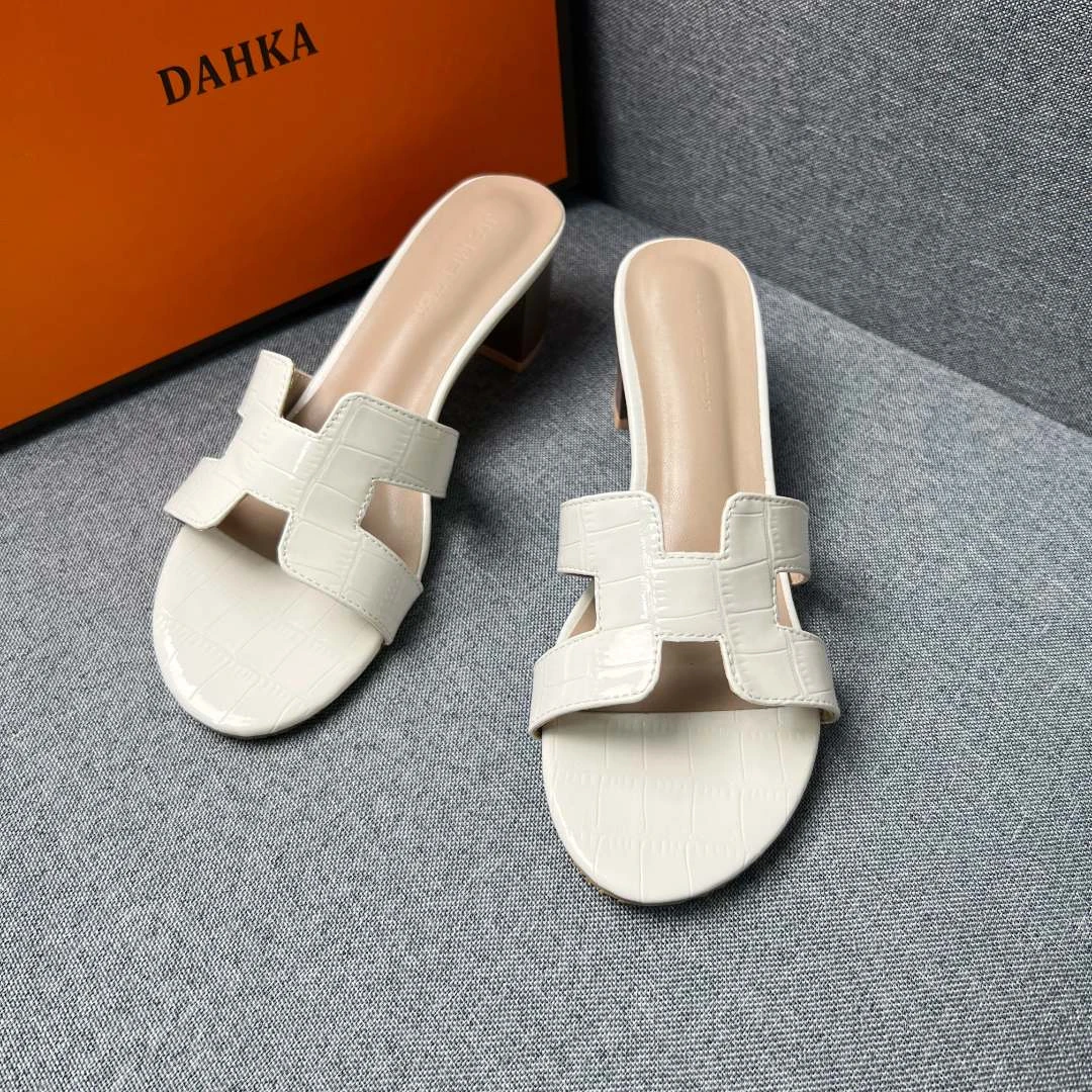 牛皮粗跟白色时尚休闲百搭女士夏季外穿经典真皮一字拖