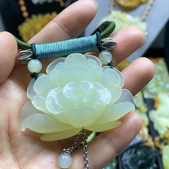 蛇纹石玉挂件未镶嵌