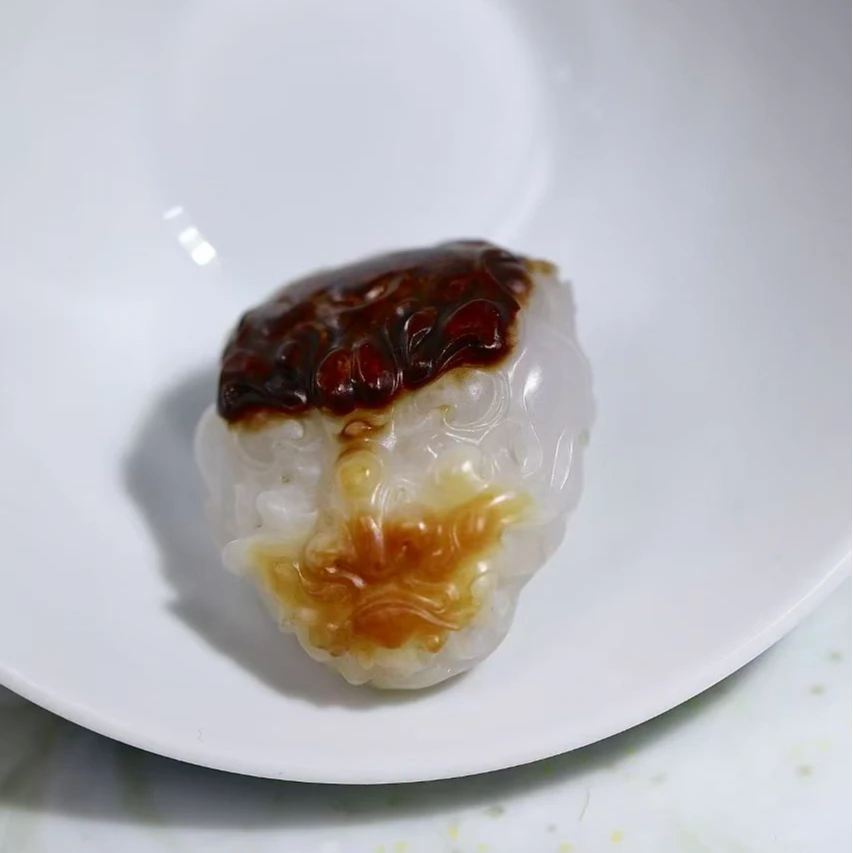 和田玉三色龙头吊坠