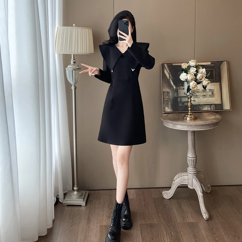 2024冬季新款超显瘦连衣裙女气质减龄潮流黑色高级感简约V领裙子
