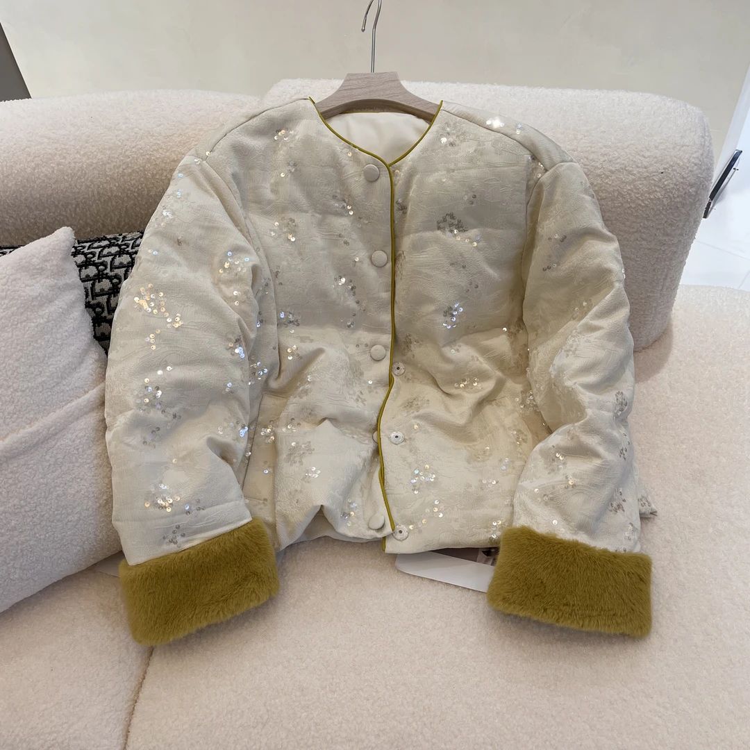 YUE 24809 亮片云朵拼色毛毛国风短款羽绒服