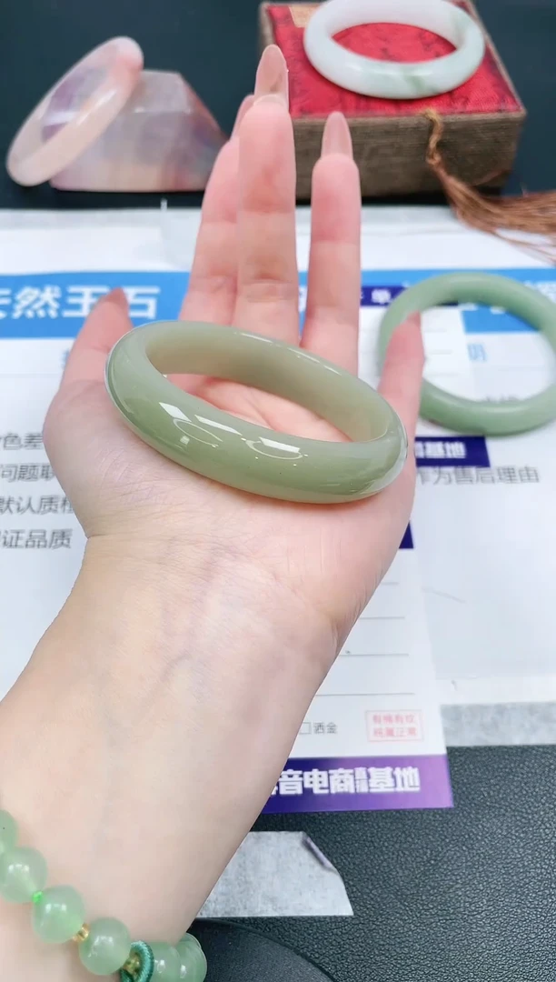 【闪购商品】石英质玉手镯未镶嵌82/56.2