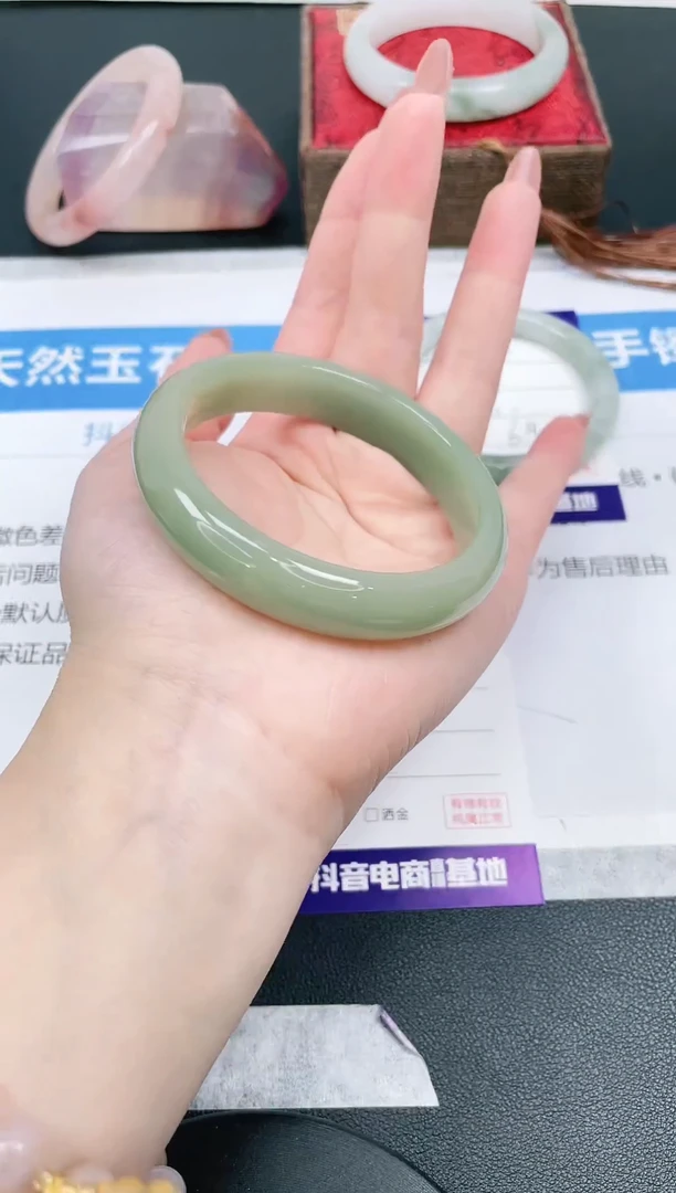【闪购商品】石英质玉手镯未镶嵌235/56