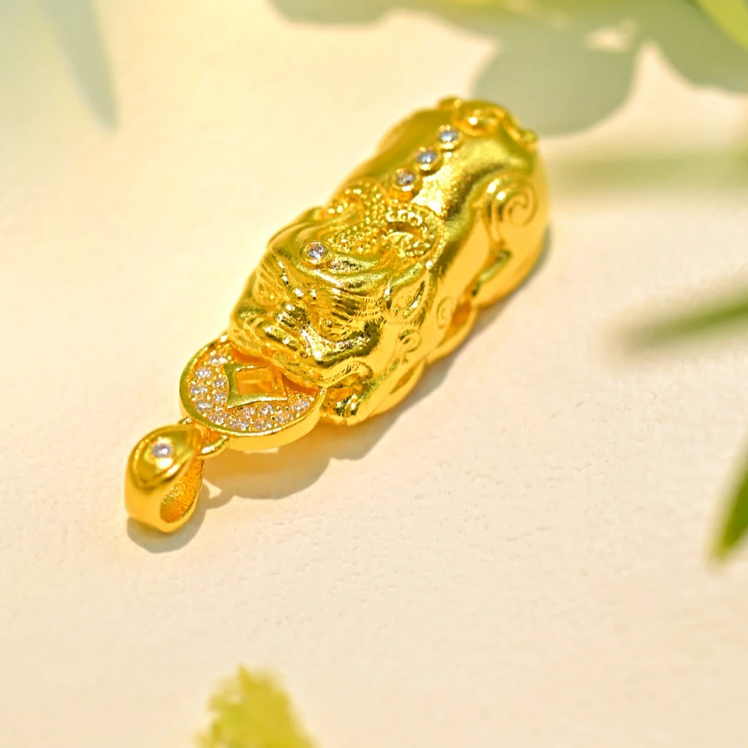 《云聚川珠宝》足金999 真古法 貔貅镶嵌莫桑石吊坠 时尚 水贝