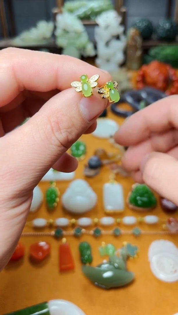 【闪购商品】和田玉颈饰银S925镶嵌小蜜蜂耳钉01  多样性发货