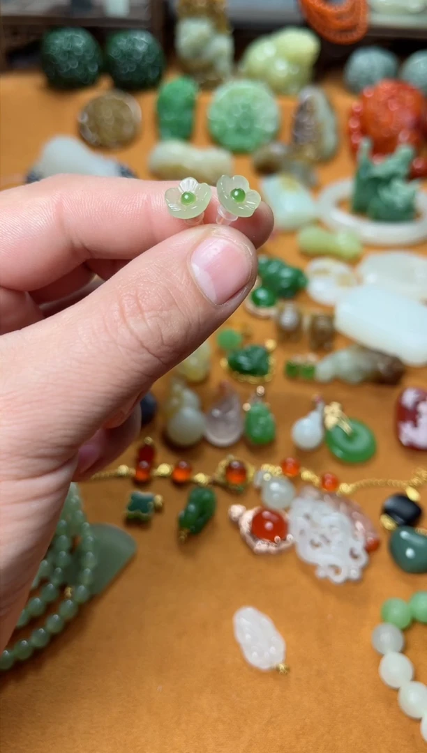 【闪购商品】和田玉颈饰银S925镶嵌花朵耳钉01  多样性发货
