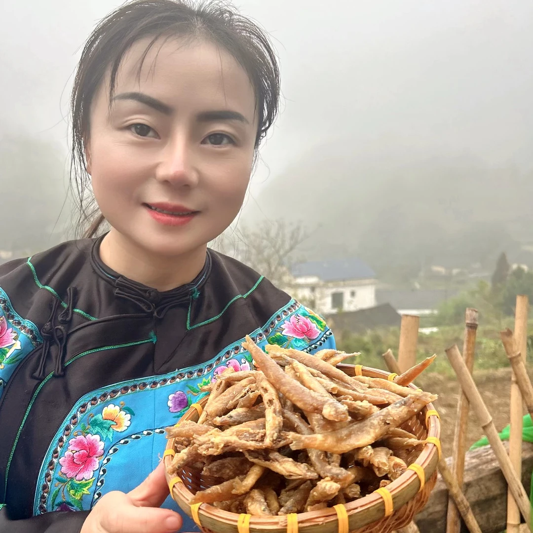 湘西农家自产自销田里小泥鳅