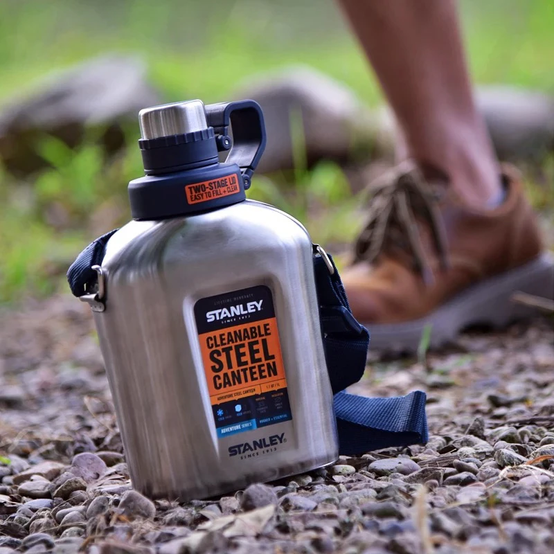 美国STANLEY史丹利户外露营不锈钢运动水壶背带户外扁水瓶1升