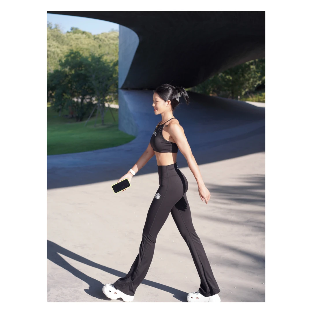 小艾健身2023狼头有缝蜜桃臀健身服显臀瑜伽喇叭裤美背运动套装
