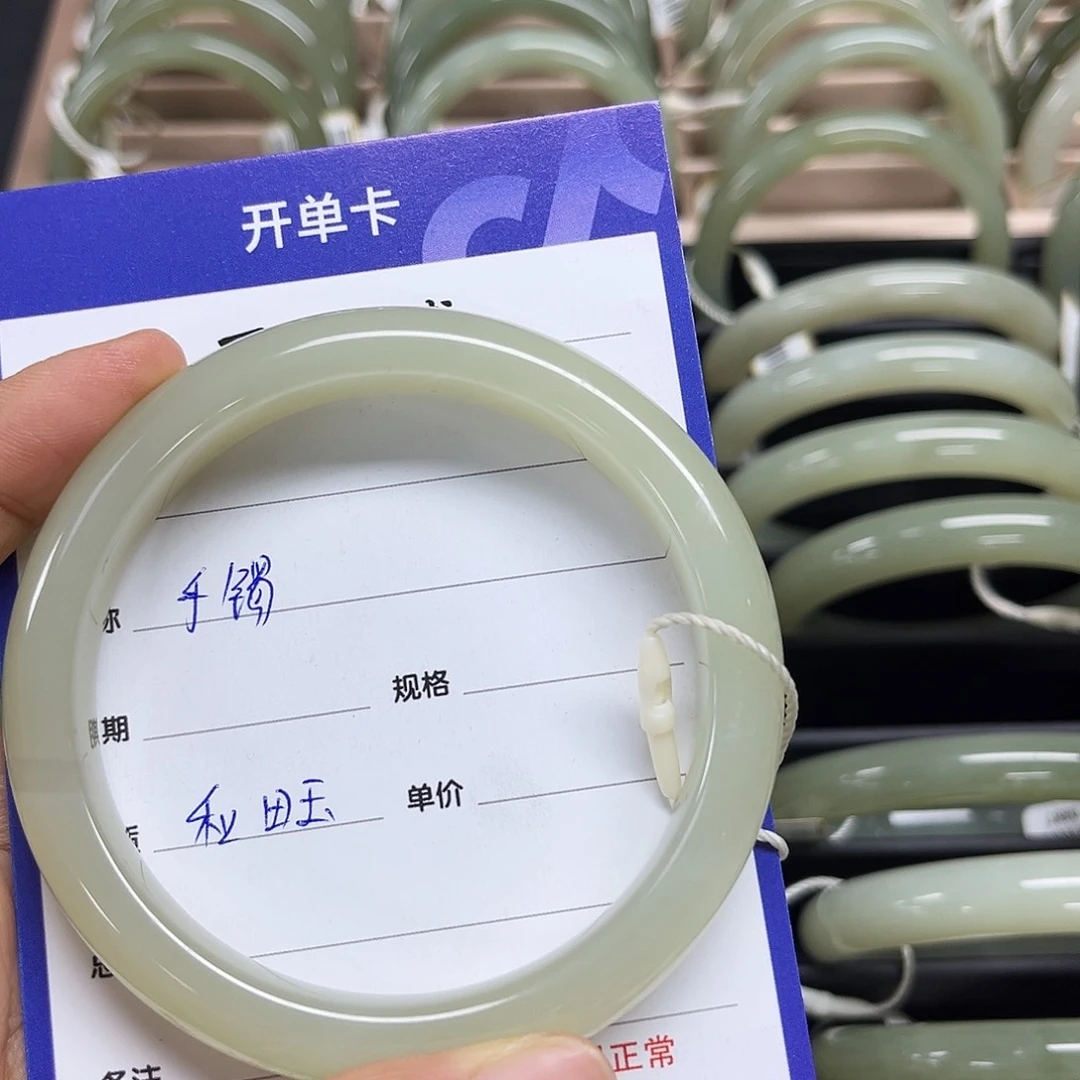 和田玉手镯未镶嵌小**美