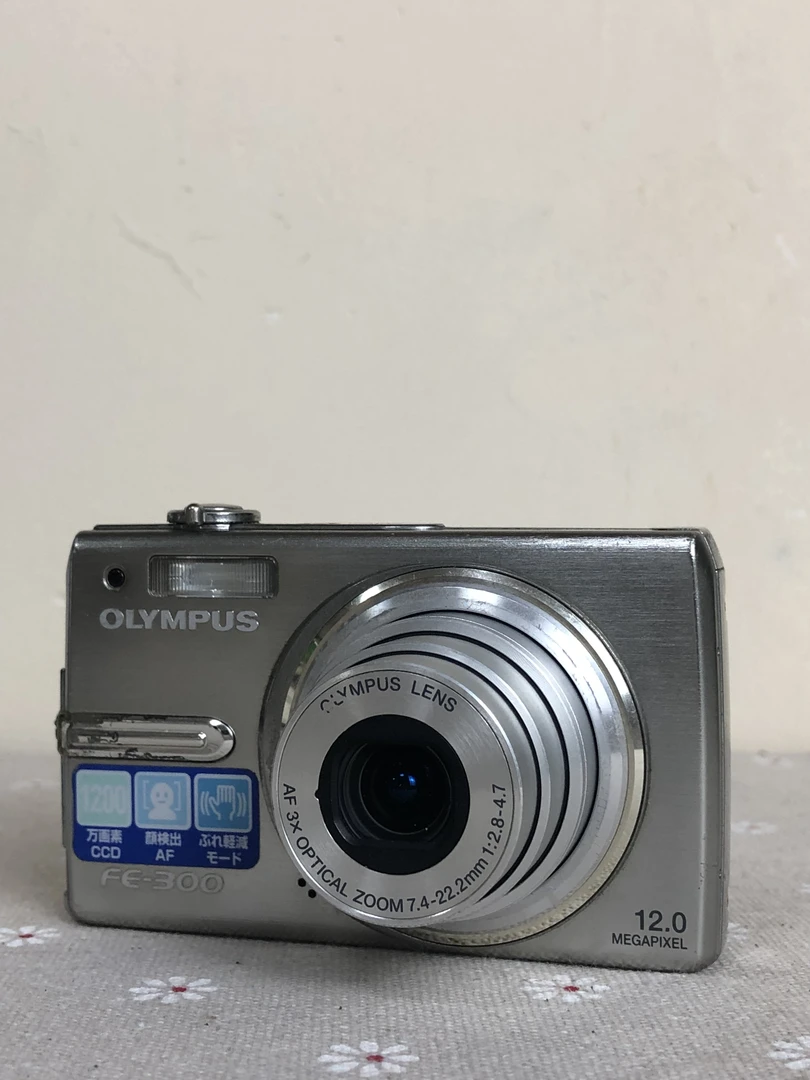 9新 Olympus/奥林巴斯  fe300ccd 数码 1200w像素 3变焦 白色复古