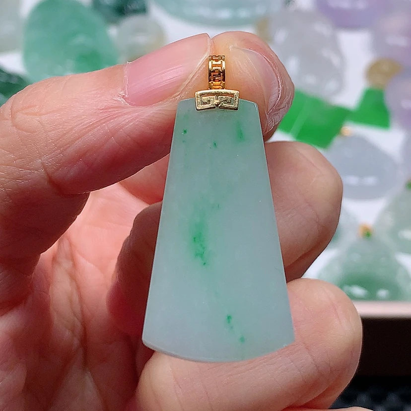 百千翡翠-18k金镶嵌冰润飘绿无事牌吊坠（尺寸33.6*18.7*3.8）