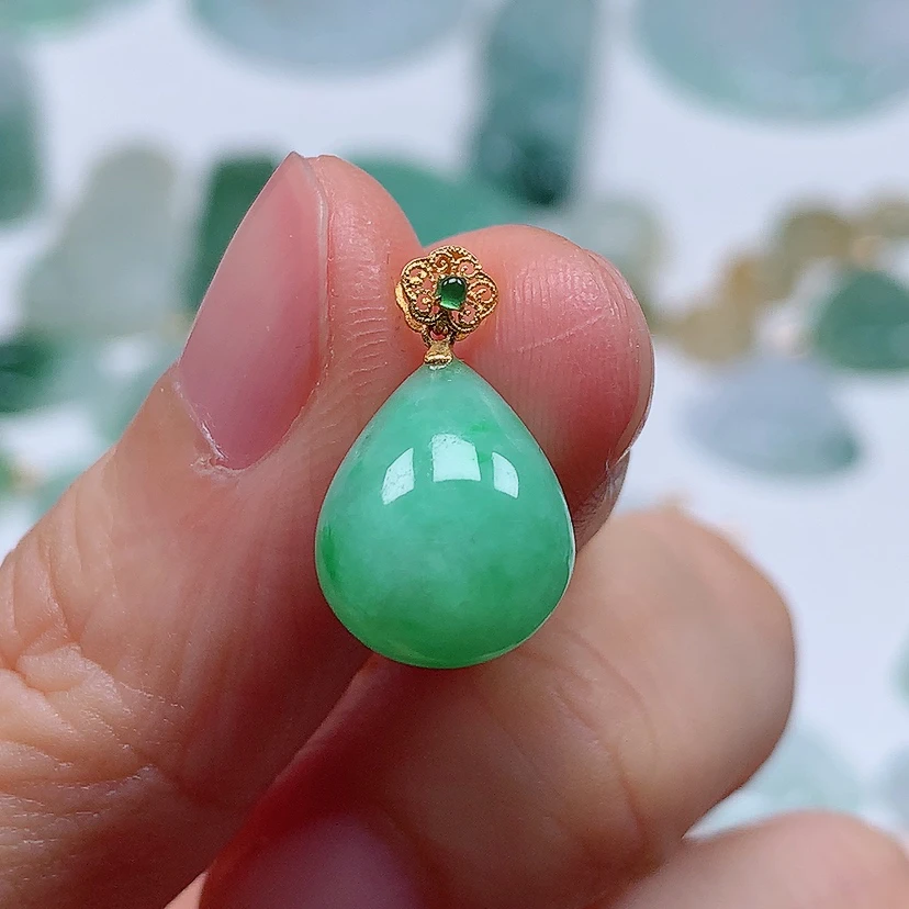 百千翡翠-18k金镶嵌冰润飘绿小水滴吊坠（尺寸13.3*10.8*6.3）