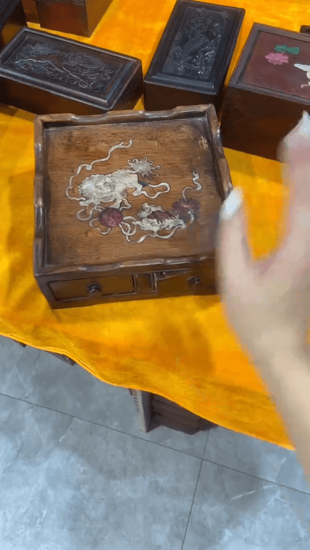 【闪购商品】贡木狮子滚绣球镶嵌供桌