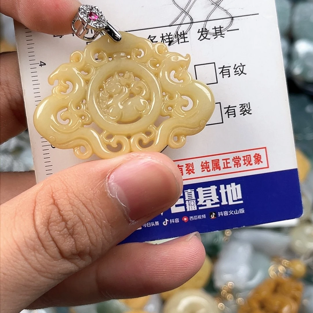 翡翠颈饰未镶嵌天然翡翠A货多样性发其中一件