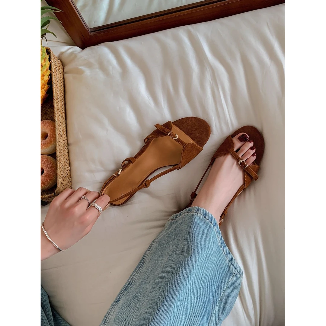 小众设计复古磨砂露趾凉鞋女2025年夏季平底皮带扣中空显白凉拖鞋