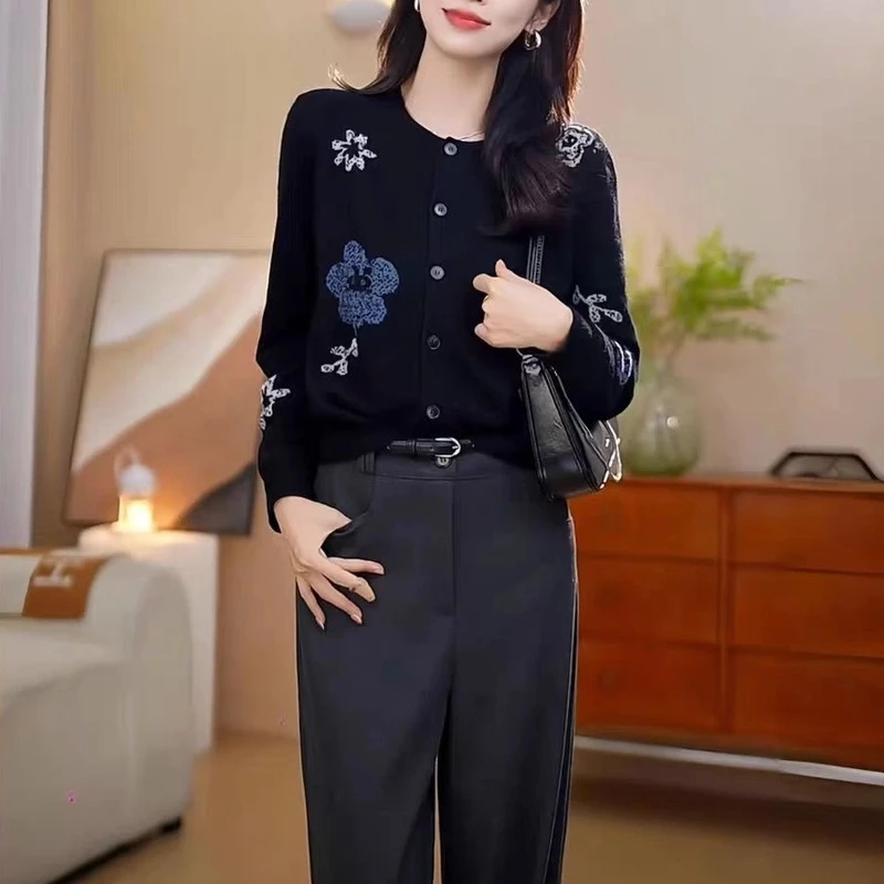 2024秋季新款神秘花园设计感重工勾花圆领针织开衫女极简风不扎肉