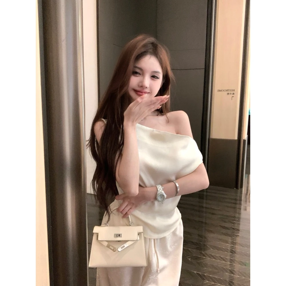 2024辣妹斜领露肩缎面吊带背心女外穿设计感夏季独特别致无袖上衣