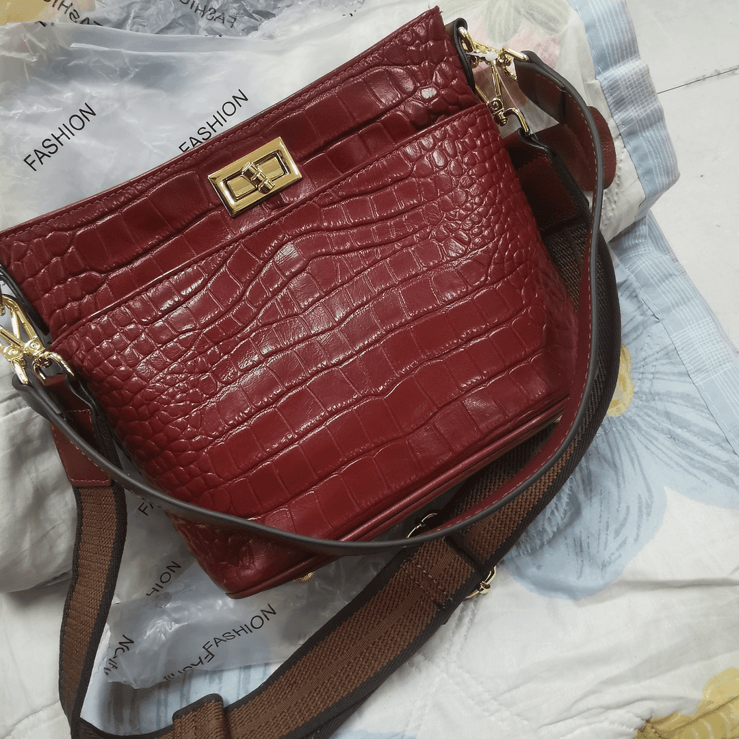 头牛拧锁鳄鱼纹单肩腋下包斜挎包底宽22高度15厚10CM