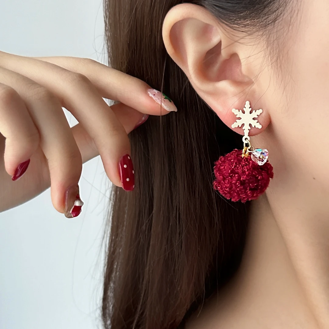 合金布艺耳饰 E0325-1甜美可爱精致百搭设计感圣诞节氛围球球耳钉
