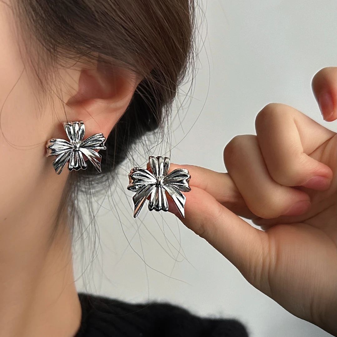 合金耳饰 E0357-1时尚精致轻奢潮流小众百搭个性高级感蝴蝶结耳钉