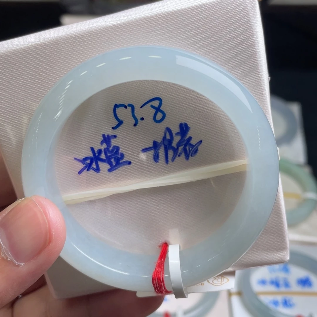 翡翠手镯未镶嵌翡翠手镯