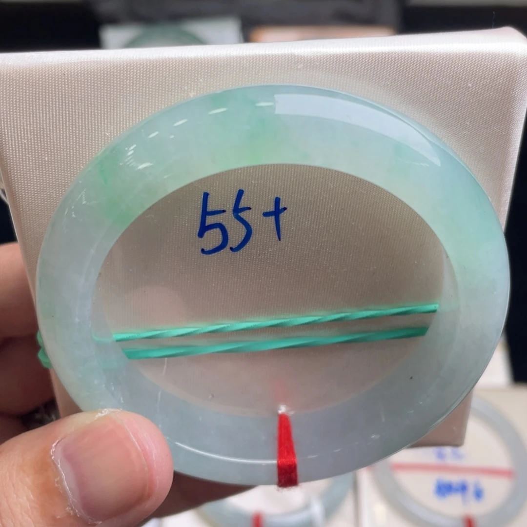 翡翠手镯未镶嵌翡翠手镯