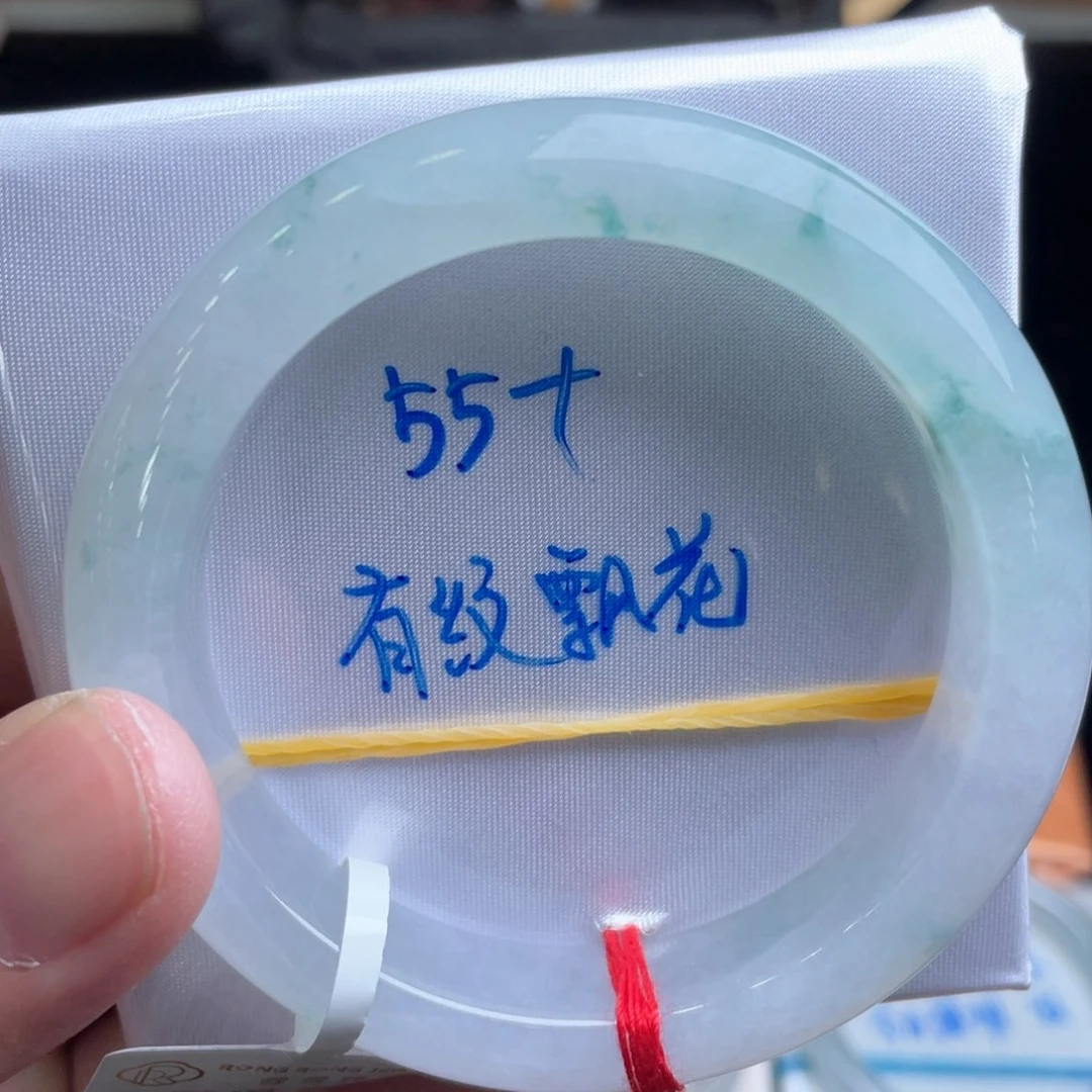 翡翠手镯未镶嵌翡翠手镯