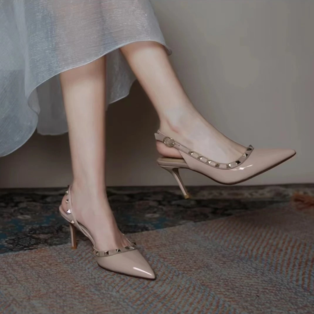 2023年新款铆钉高跟鞋女细跟尖头羊皮真皮一字扣带包头单鞋女凉鞋