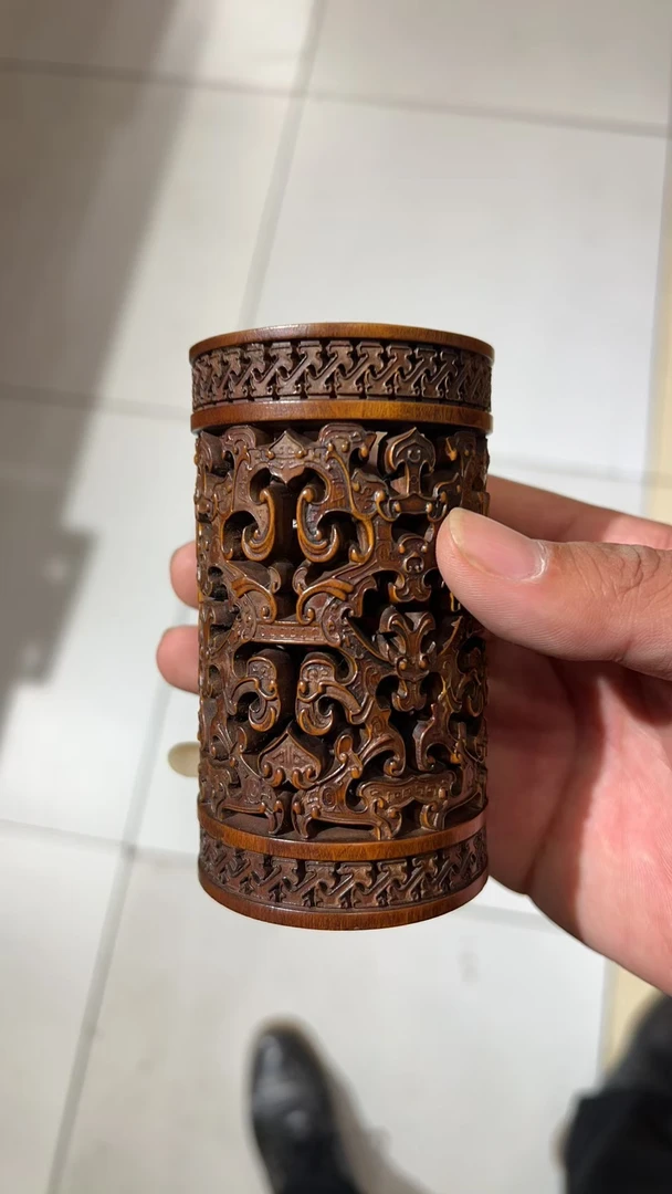 黄杨木镂空雕刻小笔筒