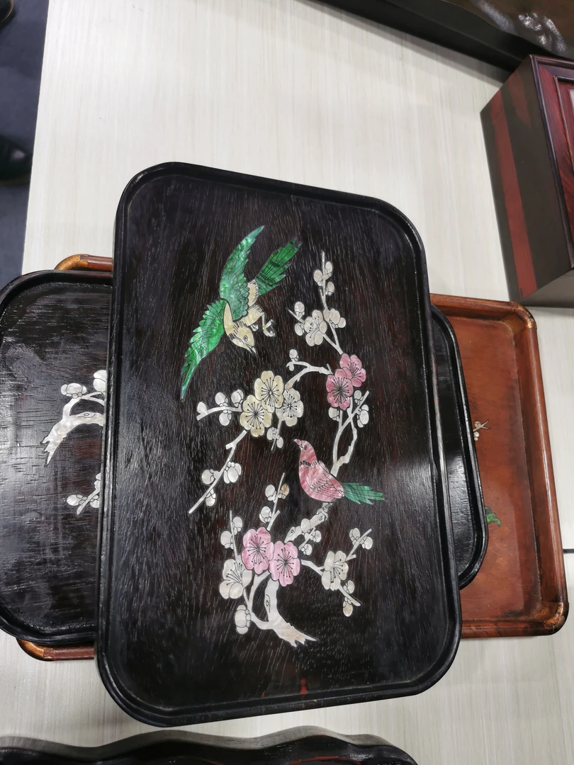 紫檀木喜鹊登梅茶盘中