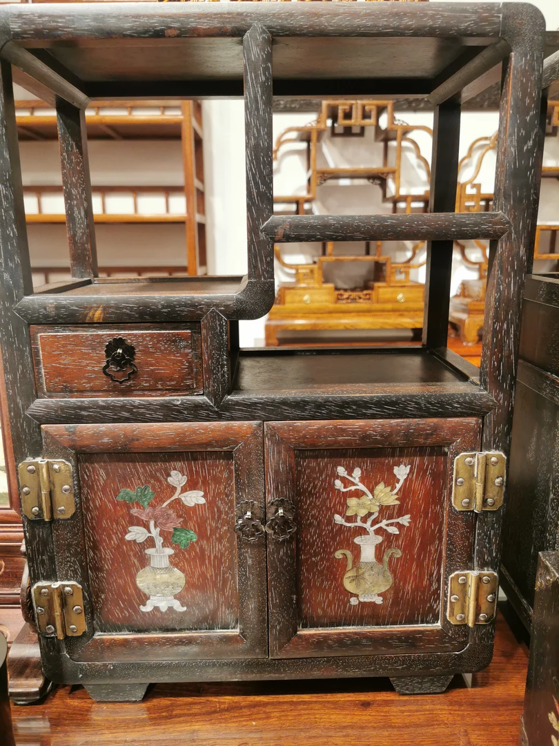 紫檀二门圆角格子柜