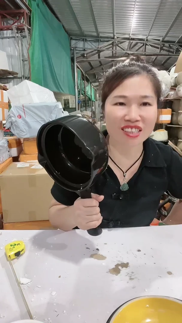 【闪购商品】7449瑕疵不圆黑色双嘴奶锅送盖