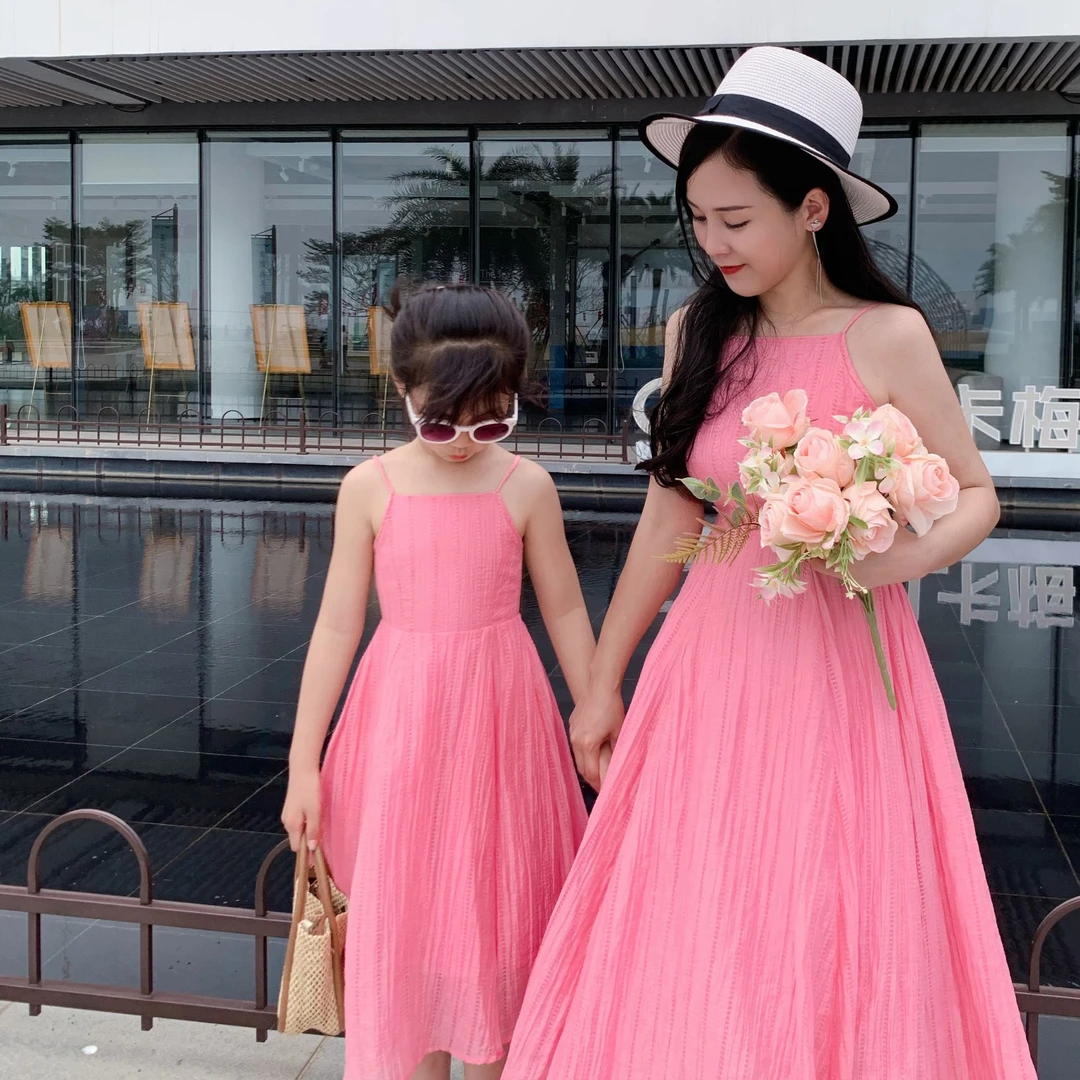 特别的高端亲子装炸街2024新款母女装海边度假三亚沙滩时尚连衣裙