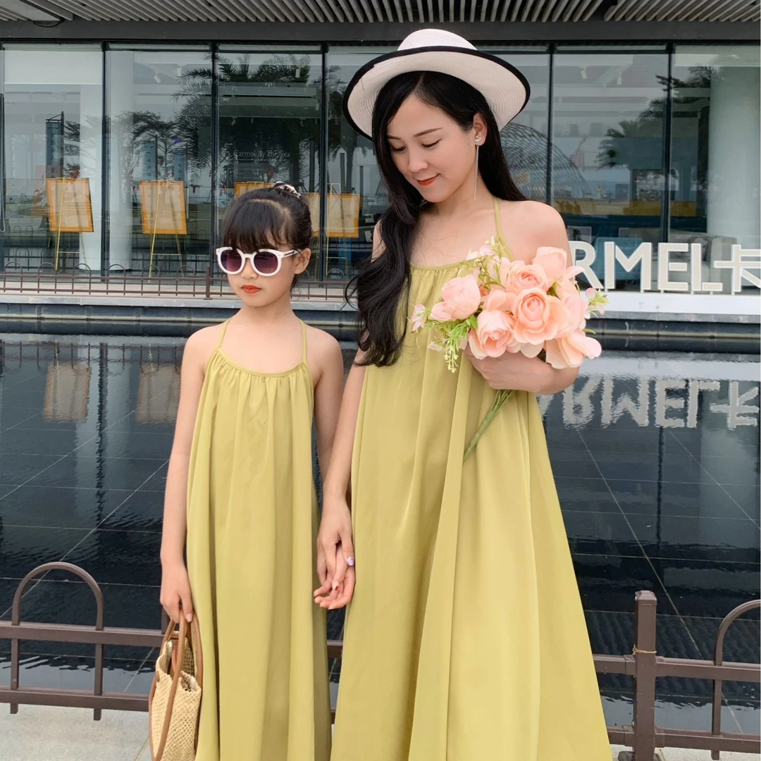 不一样的高端亲子装2024新款母女装海边度假三亚沙滩时尚连衣裙潮
