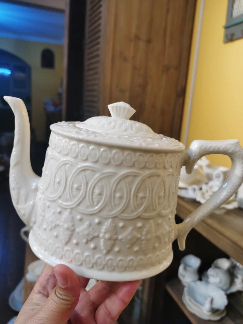 白瓷老货茶壶带标