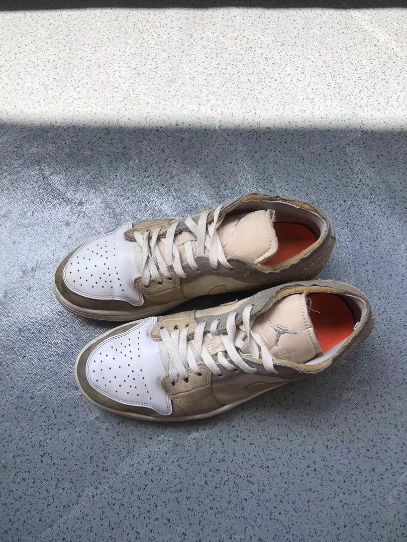 aj1 白灰 43码 299秒 侧边有些污渍 自穿上脚无视 全新参考879