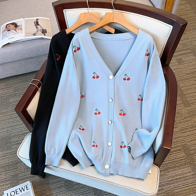 【岩心】大码女装300斤胖MM甜美风减龄宽松百搭刺绣针织开衫8339