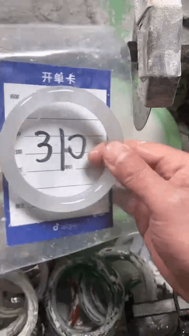 【闪购商品】石英质玉手镯未镶嵌310圈口64