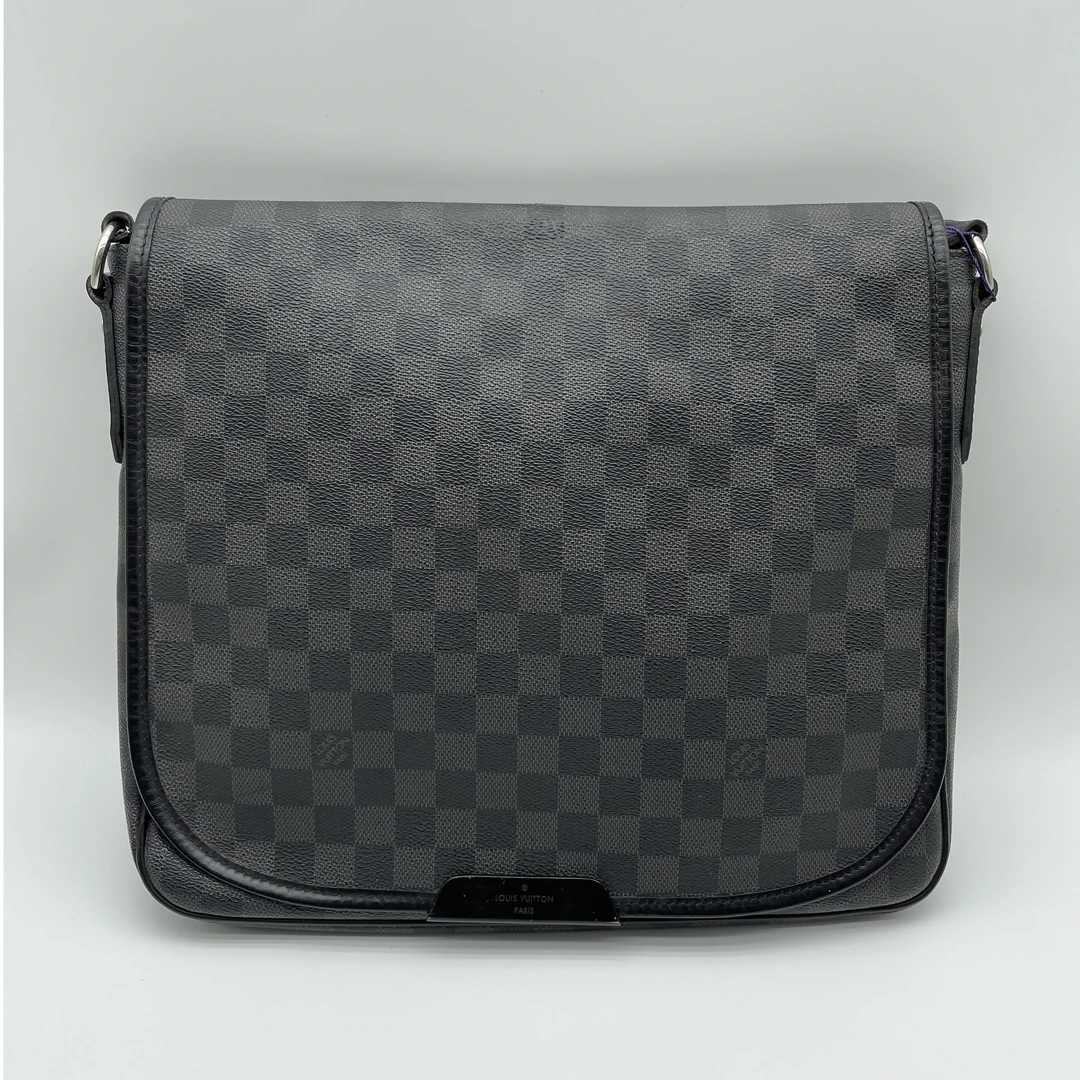 95新 LouisVuitton/路易威登 95新黑棋盘格男士邮差包/经典/11800