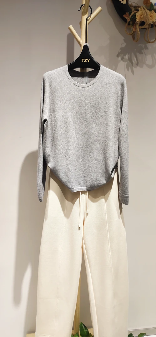 嘉莉丹:8015时尚百搭一线成衣低领羊绒针织衫