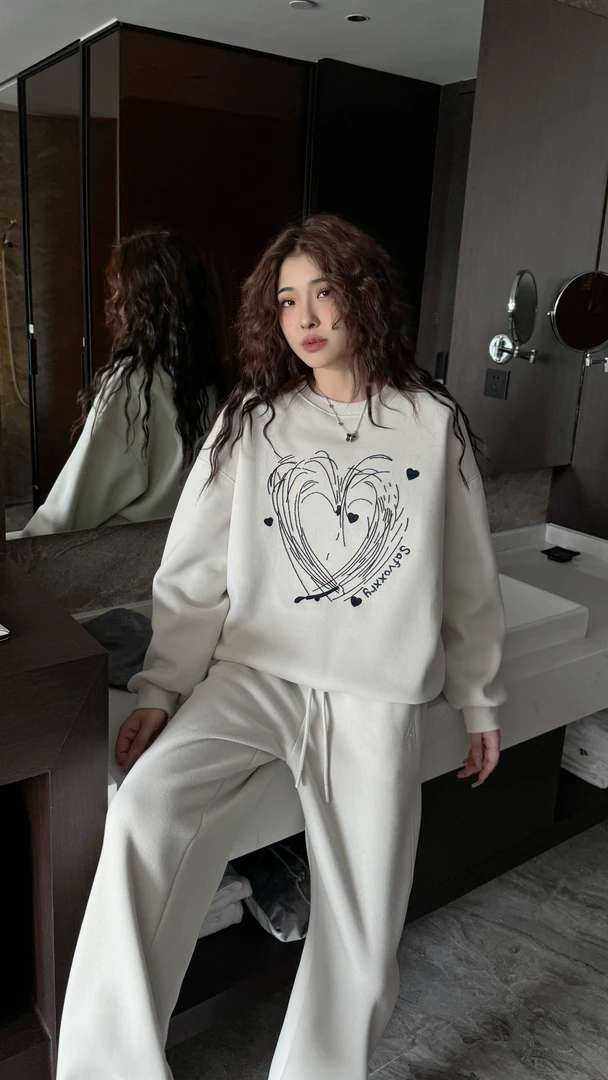 嘉莉丹:5625#重工立体刺绣大桃心圆领加绒休闲卫衣