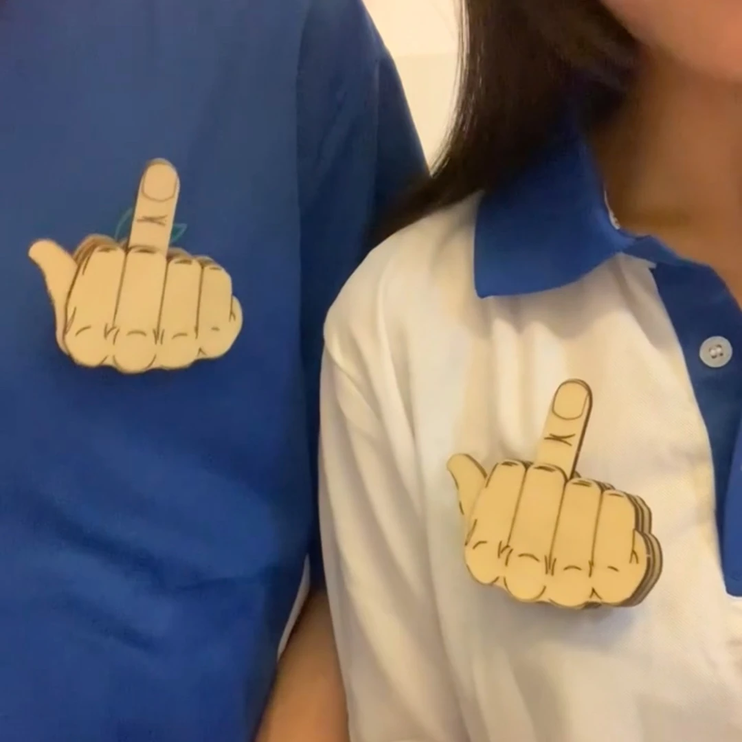 创意整蛊可变形大拇指中指胸针材料包搞怪我的社交可滑动徽章礼物