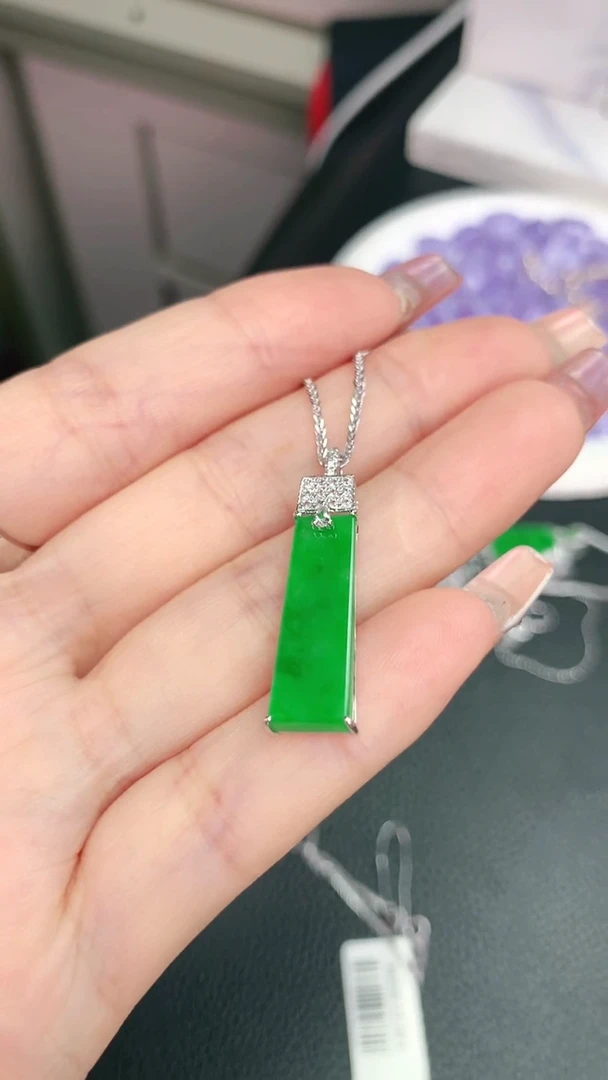 【闪购商品】翡翠颈饰18K金镶嵌赠礼盒证书