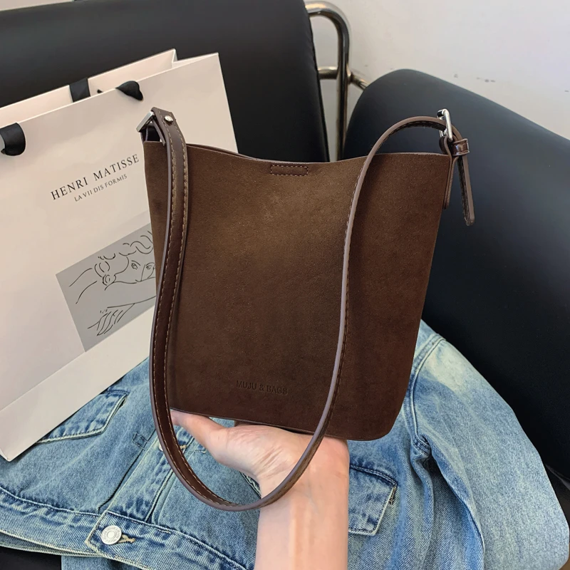 2024秋季新款麂皮绒水桶包包女时尚简约休闲百搭单肩斜跨通勤包