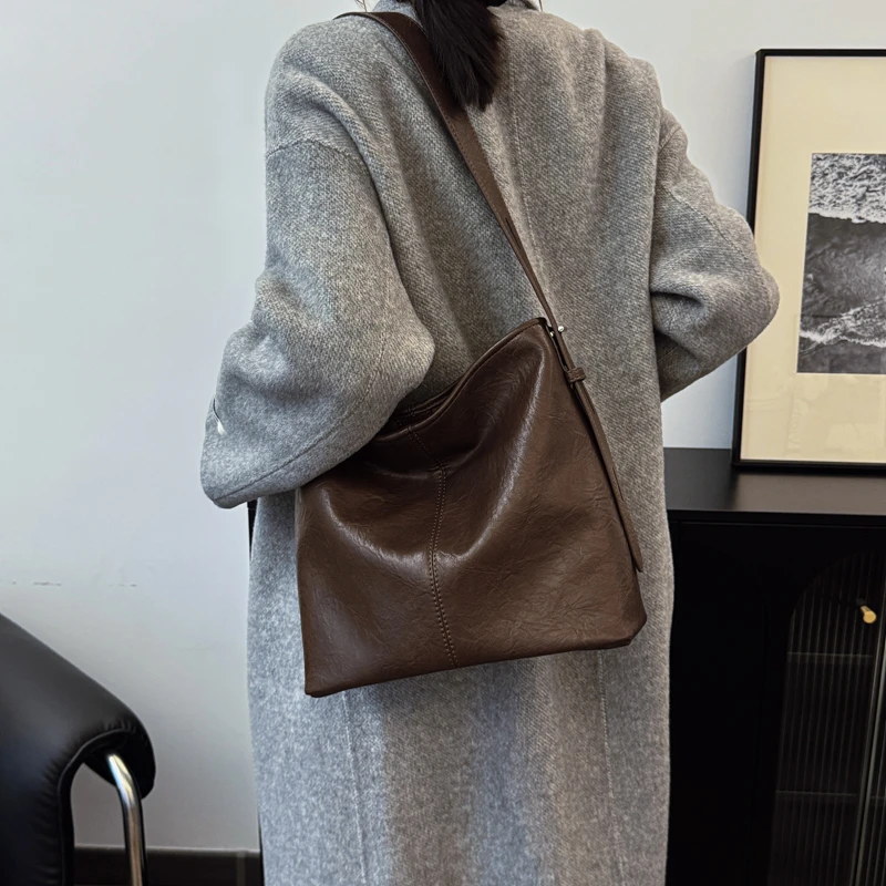 新款韩版松弛感大容量软皮托特水桶包包女时尚百搭单肩斜挎通勤包