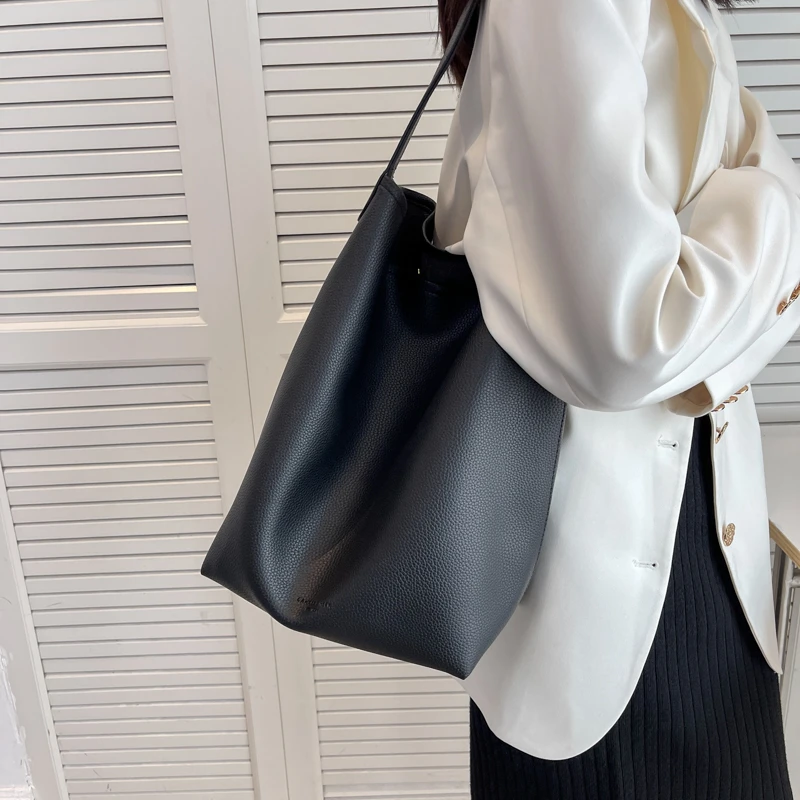 2024秋冬新款大容量水桶包包女时尚百搭高级感简约单肩腋下通勤包